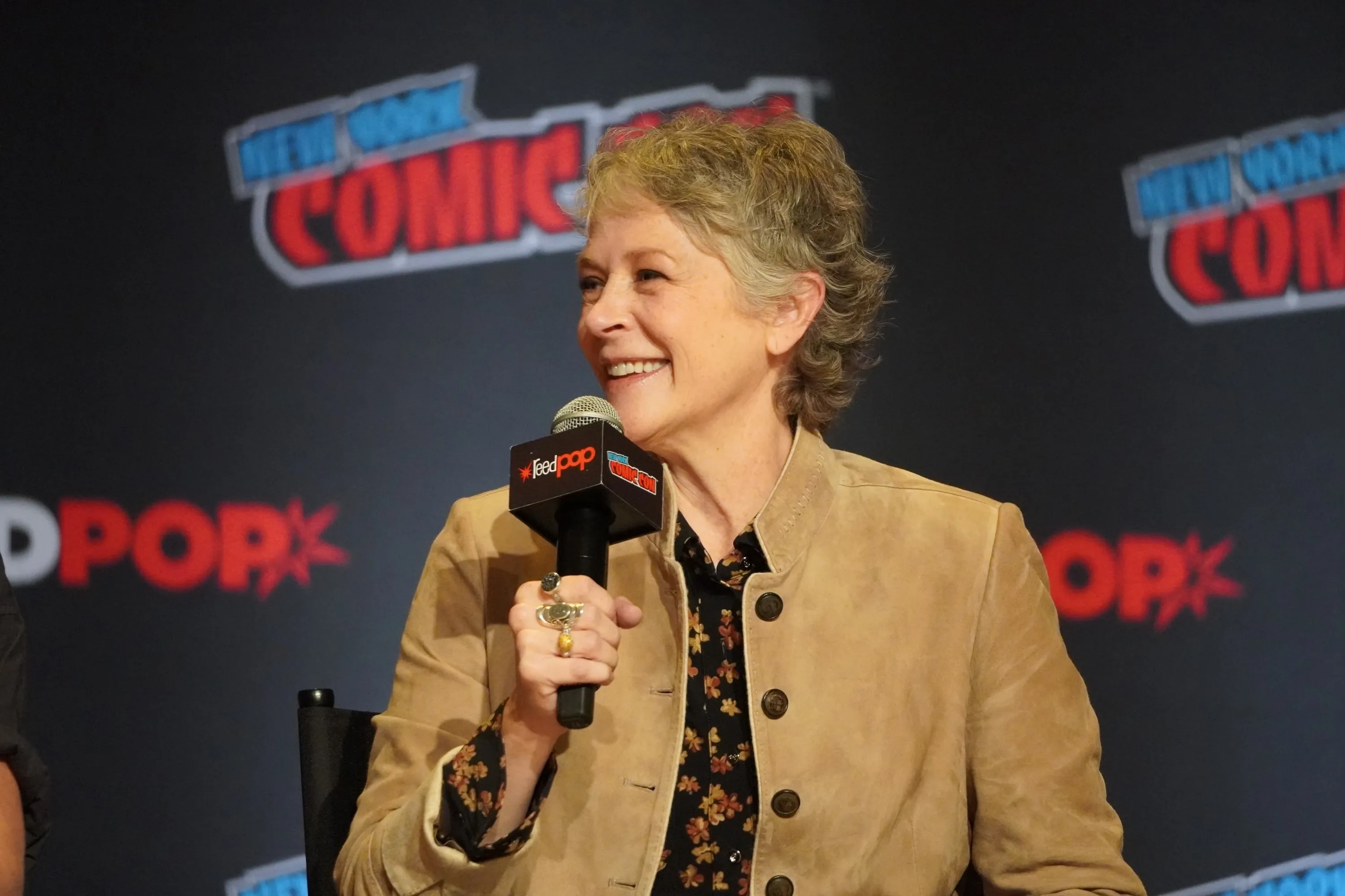 Melissa McBride en el panel de Daryl Dixon en la Comic-Con de Nueva York (NYCC 2024)