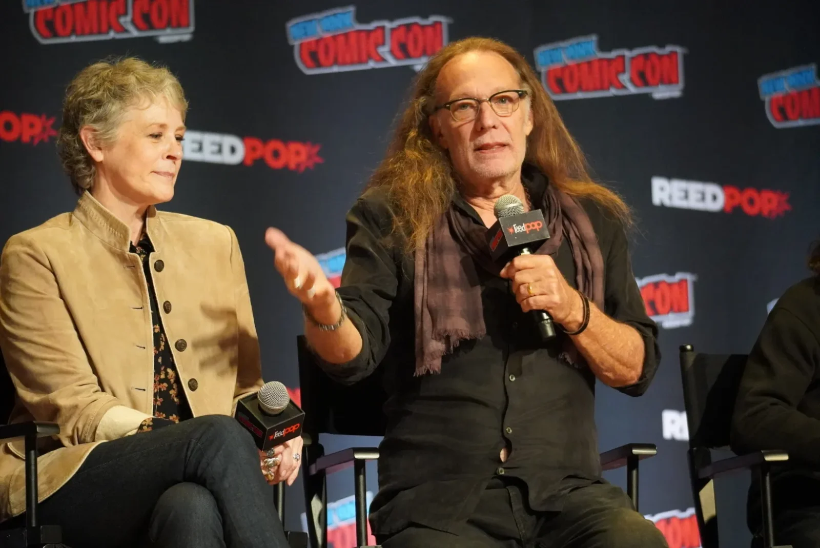 Melissa McBride y Greg Nicotero en el panel de Daryl Dixon en la Comic-Con de Nueva York (NYCC 2024)