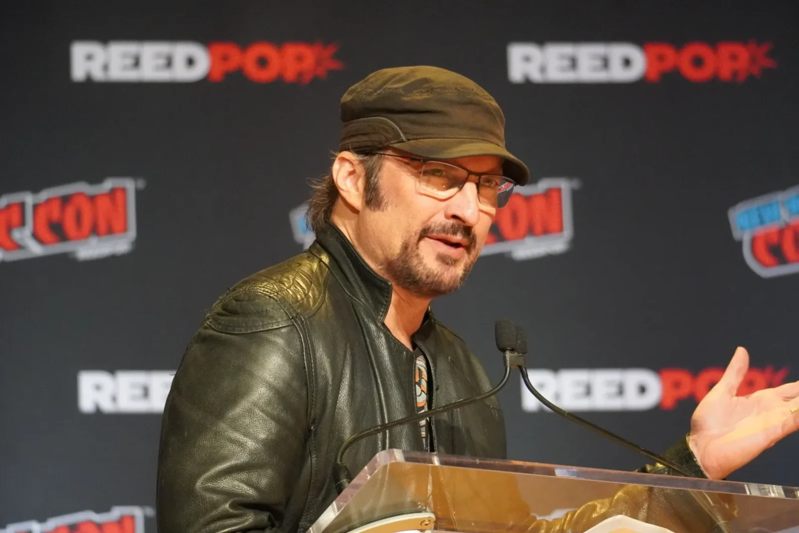 Robert Rodriguez moderando el panel de Daryl Dixon en la Comic-Con de Nueva York (NYCC 2024)