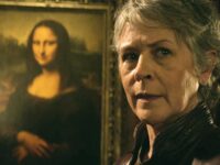 Melissa McBride como Carol junto al cuadro de la Mona Lisa en Daryl Dixon 2x03