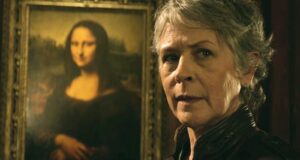 Melissa McBride como Carol junto al cuadro de la Mona Lisa en Daryl Dixon 2x03