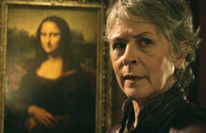 Melissa McBride como Carol junto al cuadro de la Mona Lisa en Daryl Dixon 2x03