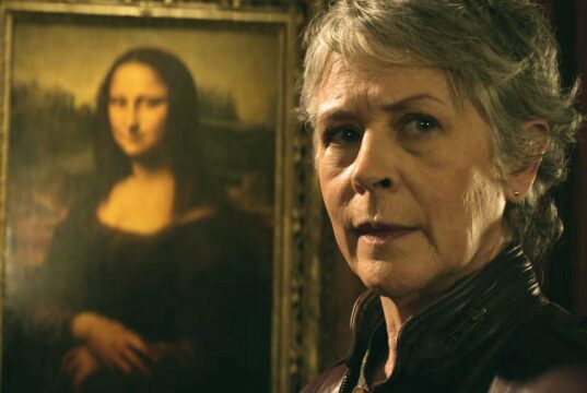 Melissa McBride como Carol junto al cuadro de la Mona Lisa en Daryl Dixon 2x03