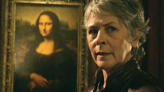 Melissa McBride como Carol junto al cuadro de la Mona Lisa en Daryl Dixon 2x03