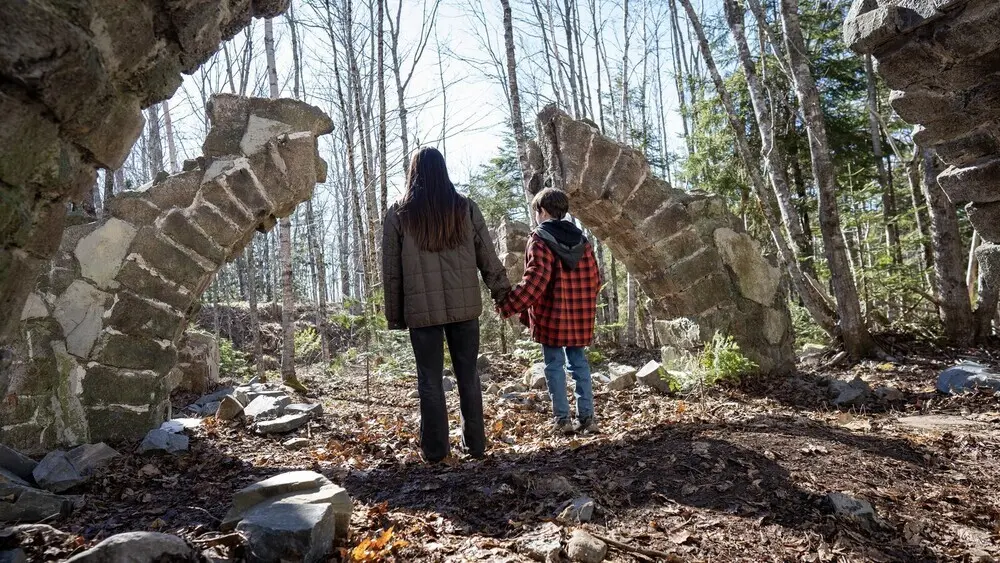 Hannah Cheramy como Julie Matthews y Simon Webster como Ethan Matthews en FROM S03E8