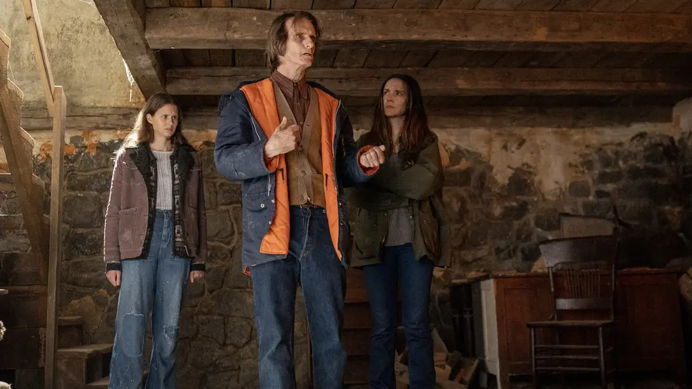 Avery Konrad como Sara Myers, Scott McCord como Victor y Catalina Sandino Moreno como Tabitha Matthews en FROM 3x08