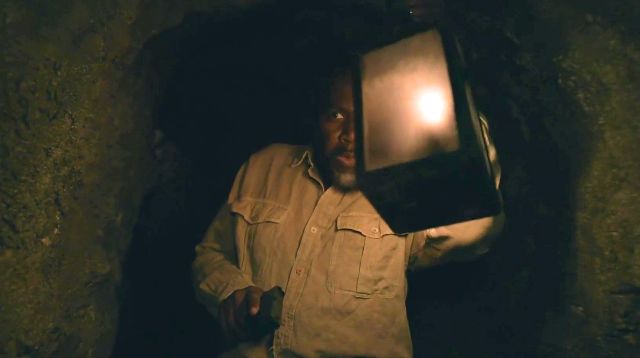 Boyd en las cuevas subterráneas de FROM Temporada 3 Capitulo 10