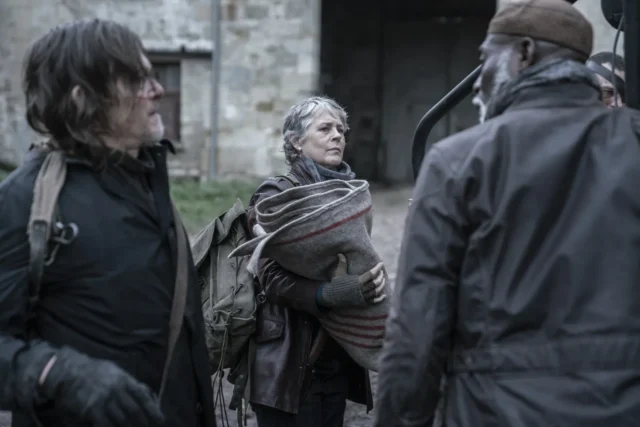 Melissa McBride como Carol Peletier, Norman Reedus como Daryl Dixon y Eriq Ebouaney como Fallou en Daryl Dixon 2.06