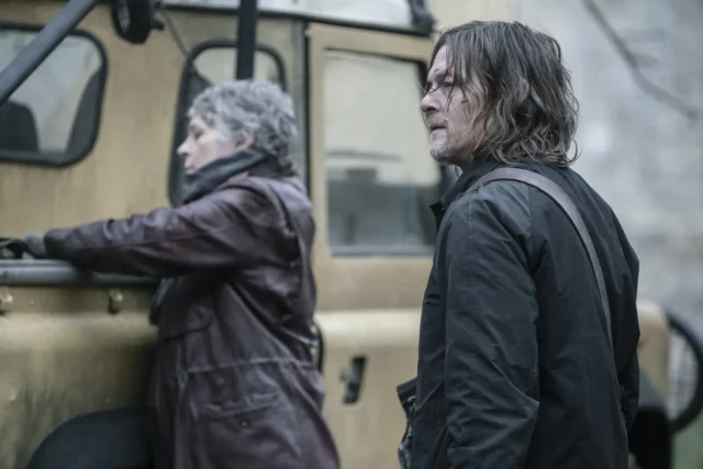 Melissa McBride como Carol Peletier, Norman Reedus como Daryl Dixon en TWD: Daryl Dixon 2x06