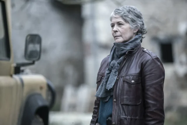 Melissa McBride como Carol Peletier - The Walking Dead: Daryl Dixon 2x06 (Season Finale)