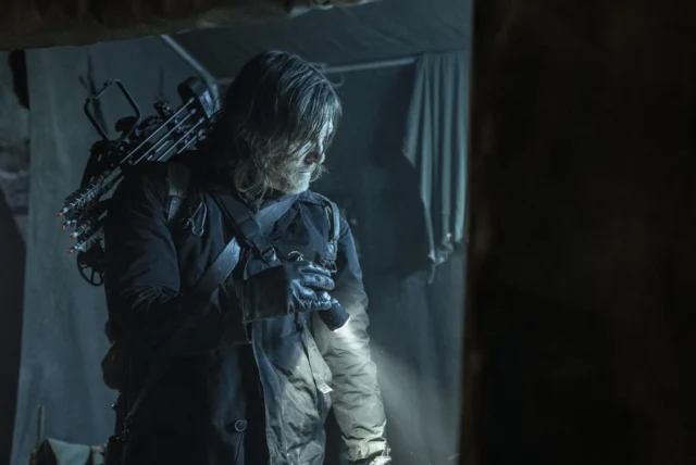 Norman Reedus como Daryl Dixon en The Walking Dead: Daryl Dixon Temporada 2, Episodio 6