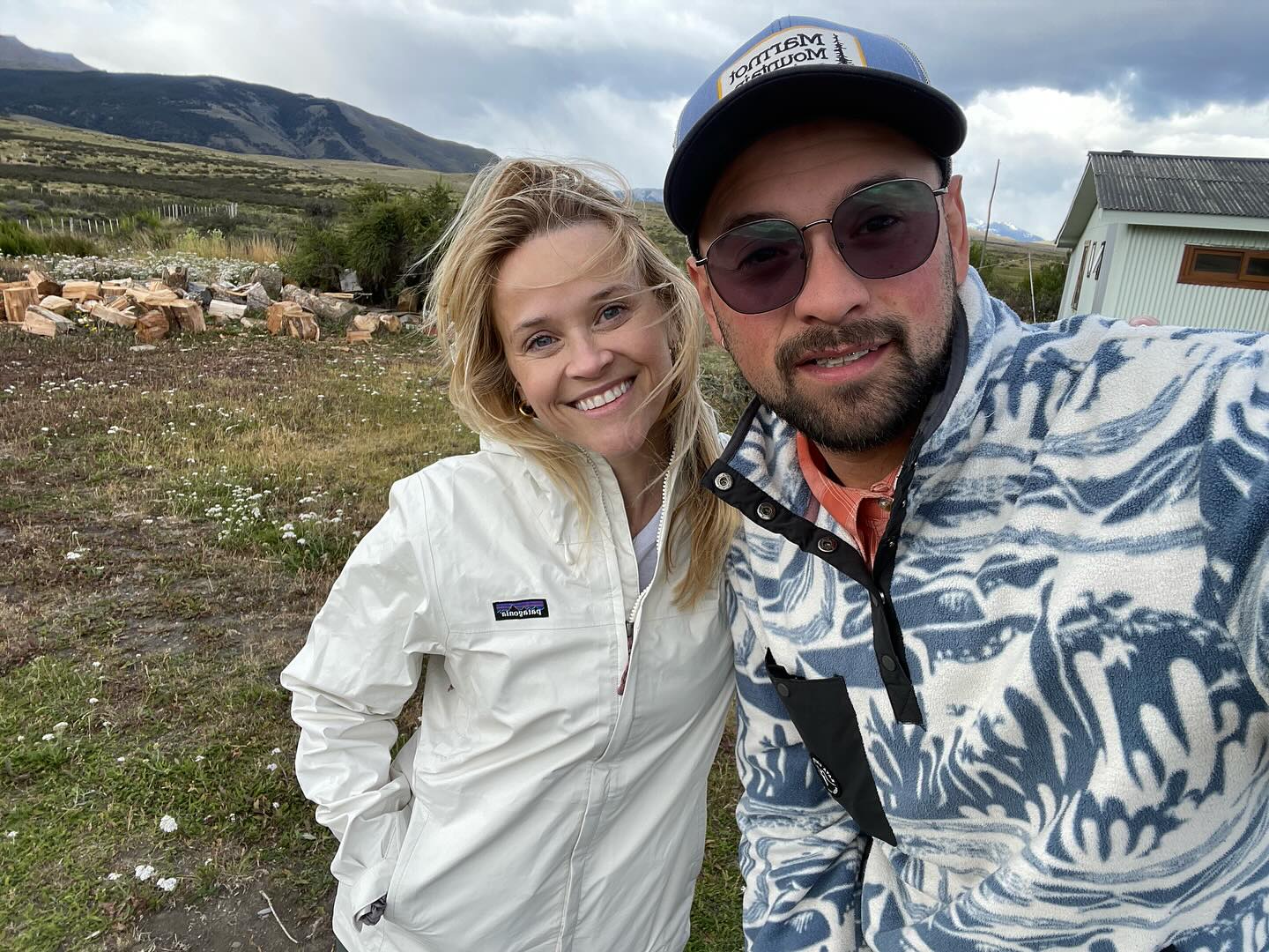 La actriz Reese Witherspoon junto a un fan en la Patagonia chilena.